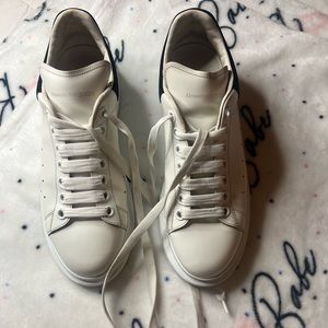 Women's Oversized Sneaker in White/black